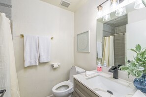 Douche, sèche-cheveux, serviettes fournies, savon