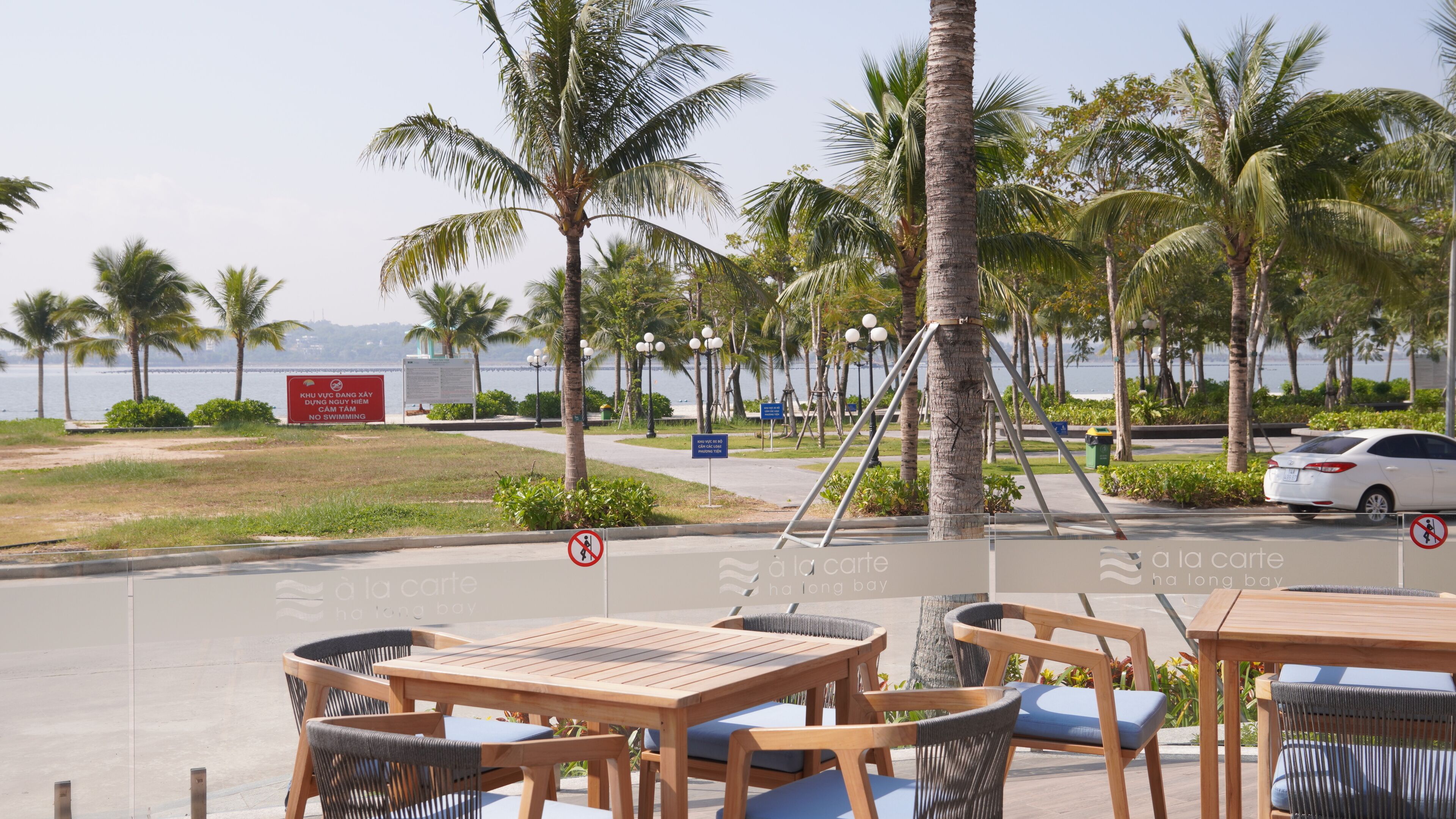 Di pantai dan pasir putih