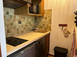 ثلاجة، ميكروويف، فرن، غسالة أطباق