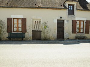 Exterior - Charming Cottage Near Sancerre with Terrace, WiFi, and Secure Garage (Saint-Bouize)