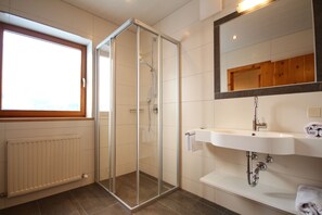 تجهيزات دش، مجففات شعر، مناشف، ورق حمّام