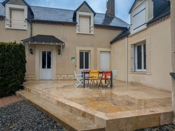 Outdoor dining - Charming Countryside Home with Private Garden, Fishing Ponds, and Easy Access to Loire Castles (Reboursin)