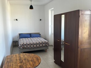 3 bedrooms, free WiFi, bed sheets - Charming Countryside Home with Private Garden, Fishing Ponds, and Easy Access to Loire Castles (Reboursin)