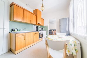 Een koelkast, een microgolfoven, een oven, een kookplaat