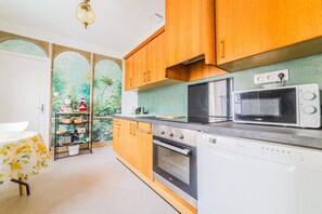 Een koelkast, een microgolfoven, een oven, een kookplaat