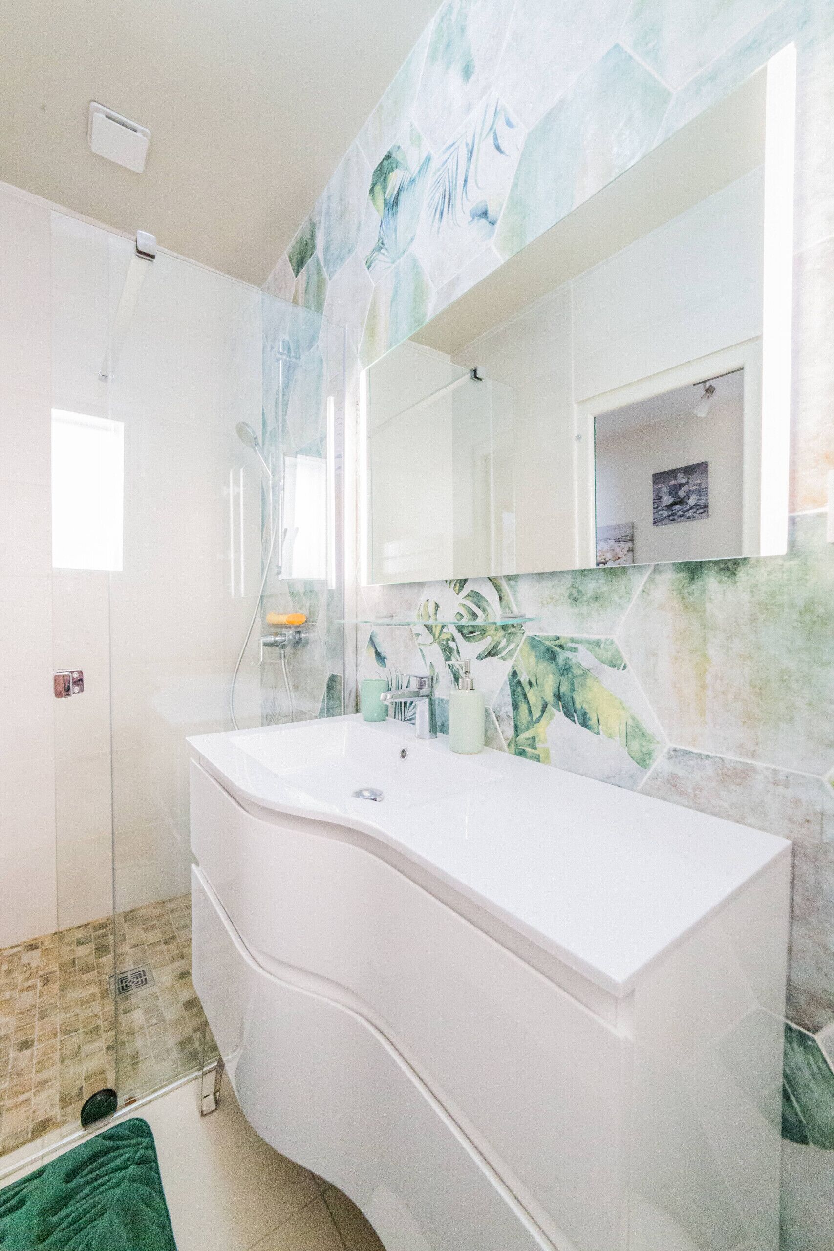 Suihku, hiustenkuivaaja, pyyhkeet