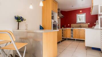 Een koelkast, een microgolfoven, een oven, een vaatwasser