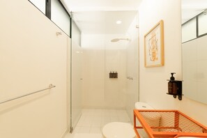 Bruser, hårtørrer, håndklæder