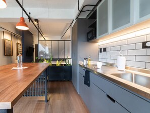 Kühlschrank, Mikrowelle, Ofen, Herdplatte