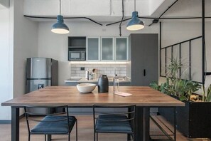 Frigorífic, microones, forn i placa de cuina 