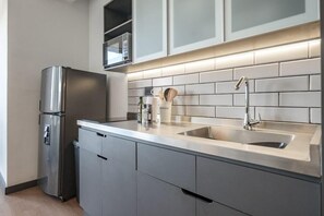 Køleskab, mikrobølgeovn, ovn, kogeplade