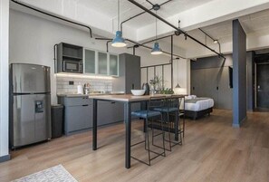 Kjøleskap, mikrobølgeovn, ovn og kokeplater