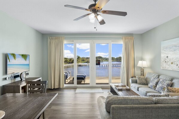 Smart TV, books - Low Floor 3BD + Bunks Family Resort! 5 Pools! Free Beach Chairs (Panama City Beach)