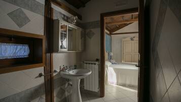 Habitación estándar, 1 habitación, para no fumadores, vista a la alberca | Baño | Regadera, regadera tipo lluvia, secadora de cabello, bidet
