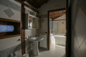 Habitación estándar, 1 habitación, para no fumadores, vista a la alberca | Baño | Regadera, regadera tipo lluvia, secadora de cabello, bidet
