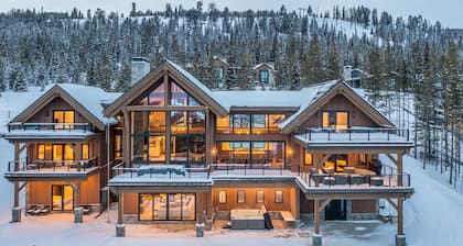 Book Now for Ski Season! Newly Built Ski-in, Ski-out Mountain Home with Hot Tub!