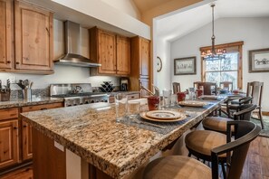 Fridge, microwave, oven, stovetop - Spend Winter in Mammoth! 3 Bedroom Plus Loft, Luxury Townhome, near Golf Course! (Mammoth Lakes)