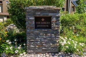 Exterior detail - 3 Bedroom Plus Loft, Luxury Townhome, near Golf Course! (Mammoth Lakes)
