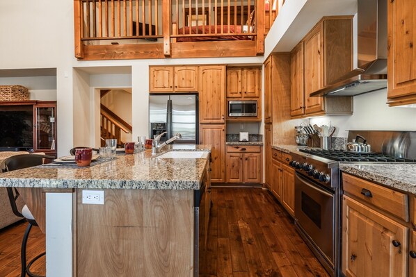 Fridge, microwave, oven, stovetop - Spend Winter in Mammoth! 3 Bedroom Plus Loft, Luxury Townhome, near Golf Course! (Mammoth Lakes)