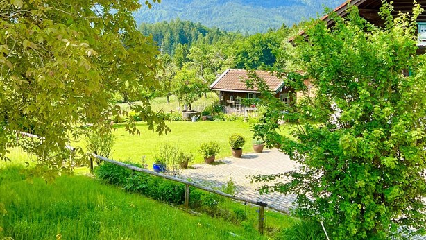 A wooden structure with a view of a green landscape and a mountain in the background. - Ferienwohnung Mia, 100m², 2 Schlafzimmer, Wlan (Siegsdorf)