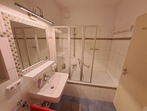 Douche, sĂšche-cheveux, serviettes fournies