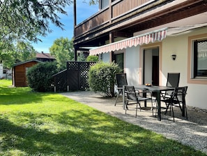 Outdoor dining - Ferienwohnung Almglück, Separates Schlafzimmer, Küche, Terrasse, TV, Wlan (Rottau)