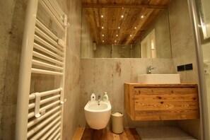 Douche, sĂšche-cheveux, bidet, serviettes fournies