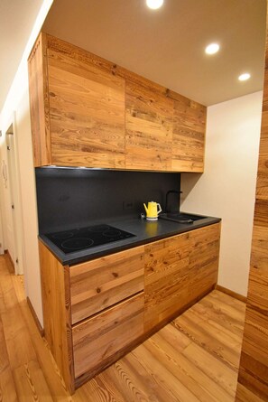Kühlschrank, Wasserkocher mit Kaffee-/Teezubehör, Wasserkocher