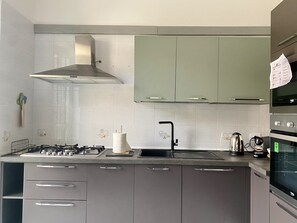 Réfrigérateur, four à micro-ondes, un four, surface de cuisson