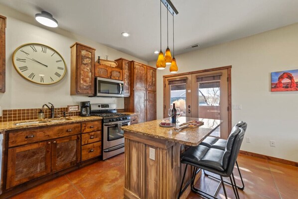 冰箱、微波炉、烤箱、炉灶