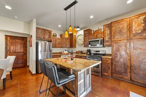 Geladeira, micro-ondas, fogão, cooktop