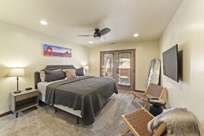 2 chambres, bureau, fer et planche à repasser, lit parapluie