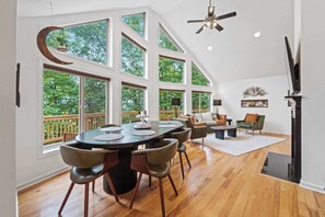 Interior - HOT TUB! PRIME LEAF PEEPING! Gorgeous 4BR (Front Royal)
