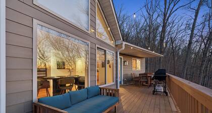 HOT TUB! PRIME LEAF PEEPING! Gorgeous 4BR