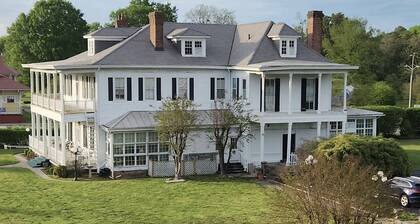 1896 Historic Bed & Breakfast Mansion with a general store