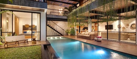 Una piscina al aire libre