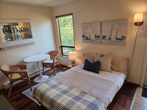 1 bedroom, free WiFi, bed sheets - Pebbly Beach Suite in Snug Cove (Bowen Island)
