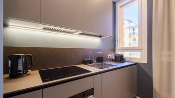 Kühlschrank, Mikrowelle, Ofen, Herdplatte