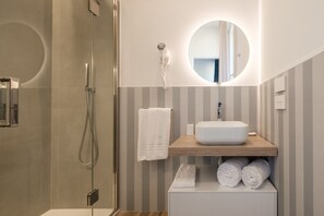 Shower, hair dryer, bidet, towels - Blue Suite by Studio Vita (Bologna)