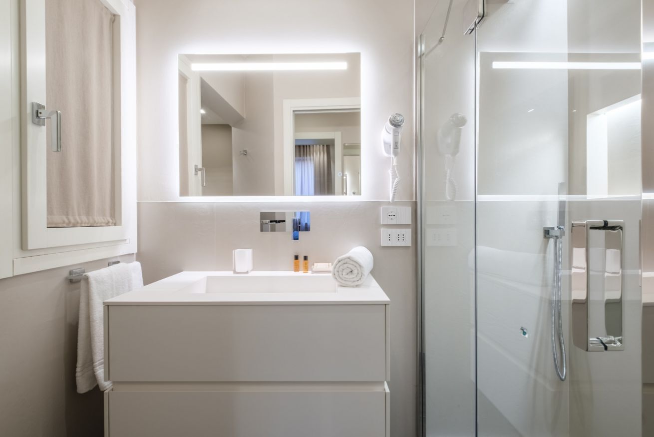 Dusche, Bidet, Handtücher