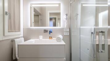 Dusche, Bidet, Handtücher