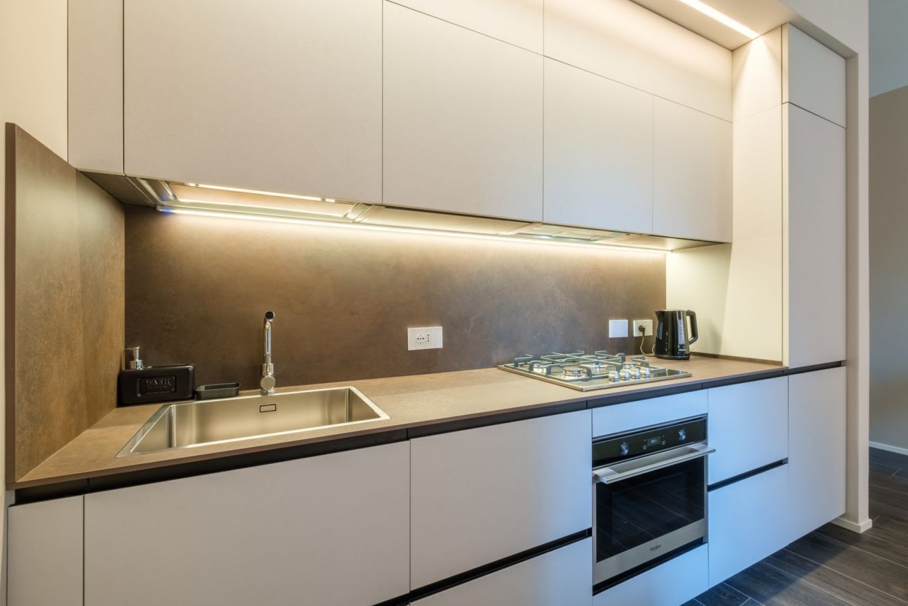 Kühlschrank, Ofen, Geschirrspüler, Kochgeschirr/Geschirr/Besteck