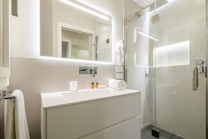 Douche, bidet, serviettes fournies