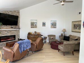 Smart-TV, Kamin, Bücher, Drucker