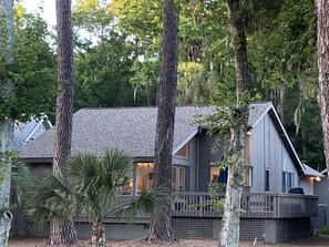 Exterior - Muirfield/ Golf Links View / Pool access/ Walk to HARBOUR TOWN/ 4 Bikes / Pet 🐶 (Hilton Head Island)