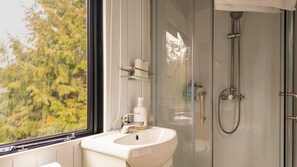 Shower, hair dryer, towels - Ryans Ranch by Tiny Away (Belgrove)