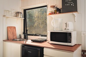 Geladeira, micro-ondas, cooktop, torradeira