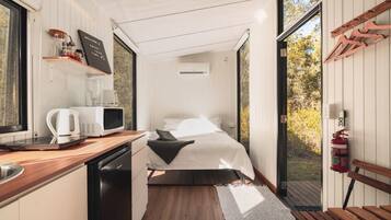 1 bedroom, bed sheets