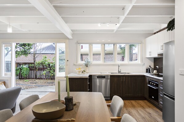 Frigorífico, microondas, horno y placa de cocina