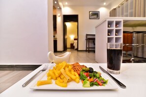 Familienapartment | Essbereich im Zimmer